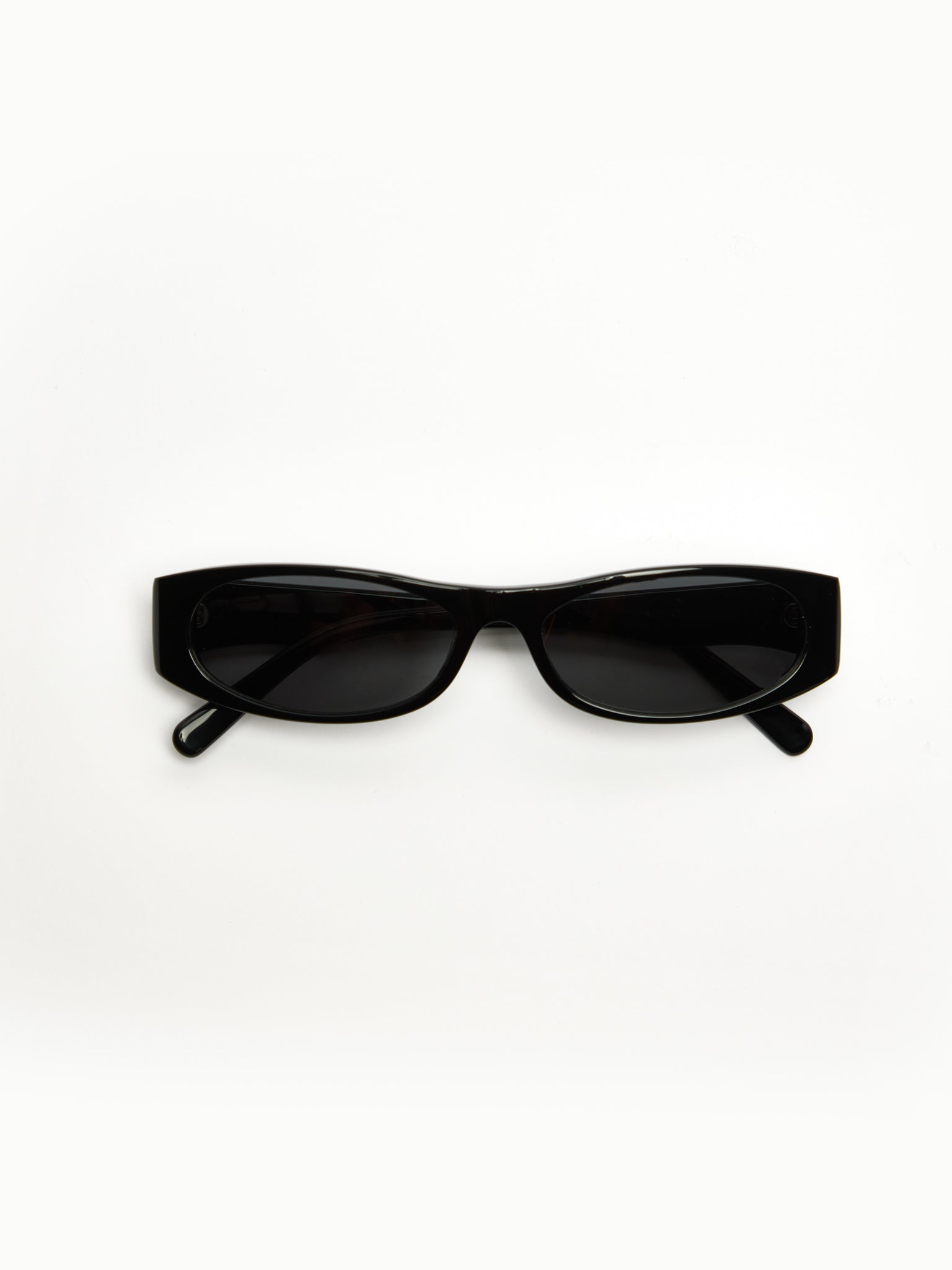 NTILA Leni black sunglasses on a white background